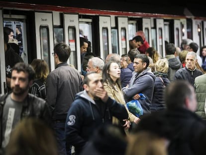 Aglomeració al metro un dia de vaga.