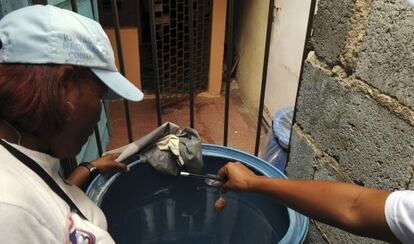 Tratamiento de agua para evitar la propagación del chikunguña en Santo Domingo.