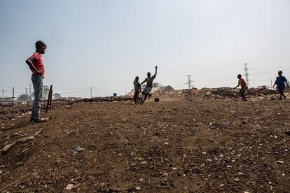 Bill y sus amigos juegan al fútbol en su pequeño campo improvisado rodeado de basura, en Freetown, Sierra Leona.
