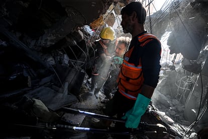 Operación de búsqueda y rescate en un edificio destruido por un ataque israelí en Jan Yunis, este viernes.