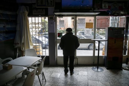 Un cliente del Rincón de Toñín se asoma a la puerta del bar. "Aquí hay casi más bares que habitantes", bromea el dueño.