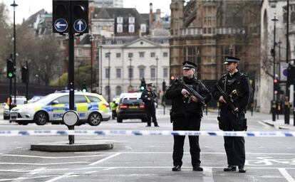 Agentes de polic&iacute;a brit&aacute;nicos permanecen en guardia tras un tiroteo ante el Parlamento en Londres, Reino Unido
 
 EFE/Andy Rain
 