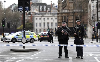Agentes de policía británicos permanecen en guardia tras un tiroteo ante el Parlamento en Londres, Reino Unido
EFE/Andy Rain