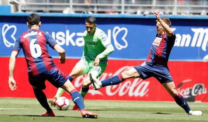 De Blasis cierra el paso a Tello en el Eibar-Betis jugado el 5 de mayo.