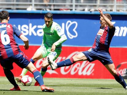 De Blasis cierra el paso a Tello en el Eibar-Betis jugado el 5 de mayo.