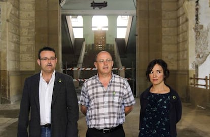 De izquierda a derecha, Haritz Azkarraga, Juan Karlos Izagirre, Ane Rodríguez, en Tabakalera. 