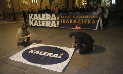 Expresos de ETA protestan contra la censura de obras de reclusos de la banda de una exposición organizada por San Sebastián 2016.