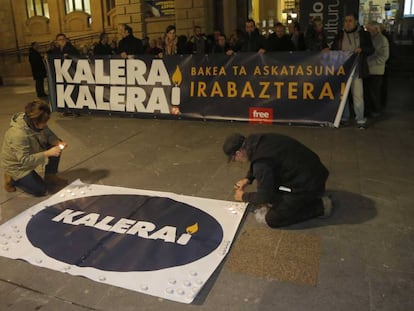 Expresos de ETA protestan contra la censura de obras de reclusos de la banda de una exposición organizada por San Sebastián 2016.