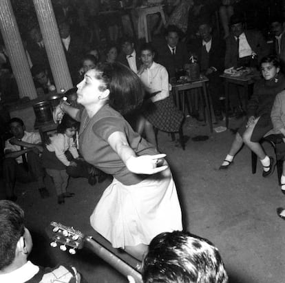 Maruja Garrido bailando en una boda del cine Verdi del barrio de Gracia. Barcelona, 1965.