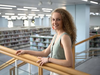 Sofía de la Ossa, que se presenta por segunda vez a las pruebas de la EVAU este año, en la biblioteca regional de Murcia, este lunes.