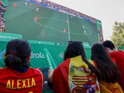 Aficionados de la selección española siguen desde las pantallas gigantes instaladas en el Parque Berlín de Madrid, la final que las selecciones de España e Inglaterra.