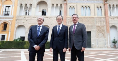 El ministro de Ciencia, Innovación y Universidades en funciones, Pedro Duque (en el centro), junto al alcalde de Sevilla, Juan Espadas (derecha) y al consejero de Economía, Rogelio Velasco, este martes en Sevilla.