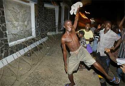 Centenares de personas han celebrado frente a la embajada estadounidense en Monrovia el inminente envío de tropas a Liberia.