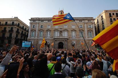 Ambiente en la Plaza de Sant Jaume mientra empieza la primera fiesta de la proclamada república catalana