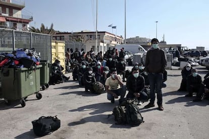 Supervivientes de un naufragio, este viernes en el puerto de Lesbos.