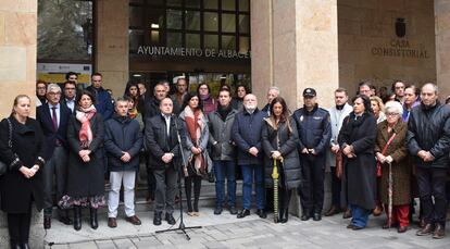 Minuto de silencio en el Ayuntamiento de Albacete por el asesinato machista de Ángela C. G.