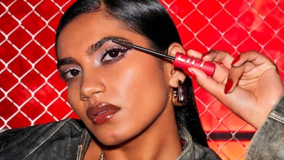 Artículo de EL PAÍS Escaparate sobre la máscara de pestañas de Rimmel London que deja un volumen XXL.