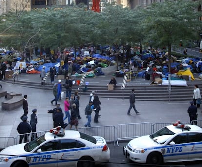 La policía vigila el campamento del movimiento Occupy Wall Street en el Zuccotti Park, Nueva York