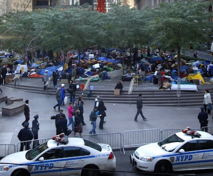 La polic&iacute;a vigila el campamento del movimiento Occupy Wall Street en el Zuccotti Park, Nueva York