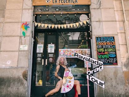 Jono Kitchens, ganadora de la última 'Ravalada', en la puerta del bar La Federica.