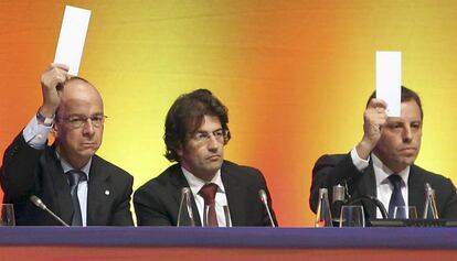 Toni Freixa entre Jordi Cardoner y Sandro Rosell.