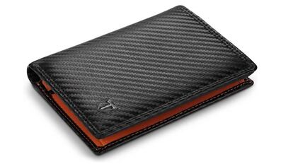 Entre los mejores descuentos de la semana en Amazon se encuentra esta cartera de estilo deportivo para hombre.