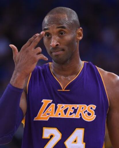 Kobe Bryant gesticula durante el partido ante Golden State