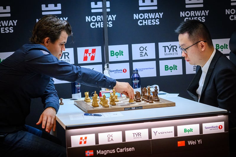 Un momento de los primeros movimientos de la partida entre Carlsen y Yi Wei, este miércoles en Stavanger (Noruega)