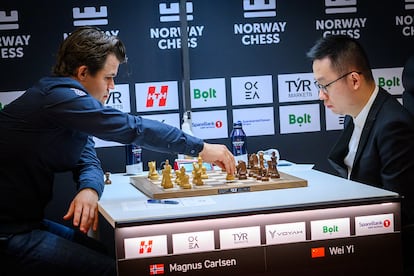 Un momento de los primeros movimientos de la partida entre Carlsen y Yi Wei, este miércoles en Stavanger (Noruega)