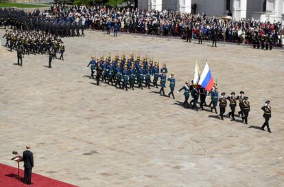 Vladimir Putin supervisa la Guardia de Honor en la plaza Sobornaya.  