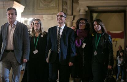 El 'exconseller' Jordi Turull (centro), rodeado de sus compañeros de partido a su llegada al Parlament este martes.