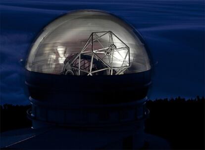 El Gran Telescopio Canarias (GTC) al anochecer con la sección completa del interior de su cúpula a la vista.
