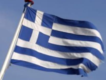 Imagen de una bandera griega ondeando en el aire