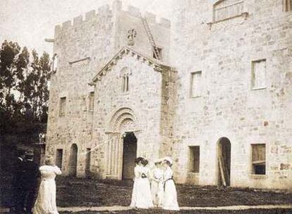 Emilia Pardo Bazán (de blanco a la izquierda) en una visita a las obras del Pazo de Meirás, en una foto del archivo de la Real Academia Galega.