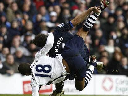 Campbell y Nelsen forcejean en un lance del partido.