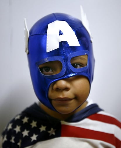 Un niño lleva una máscara del Capitán América mientras posa para una foto en la Comic-Con, (una convención para los amantes de la ciencia ficción) en la ciudad de México D.F.