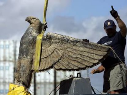 El águila nazi encontrada en un barco hundido en Uruguay.