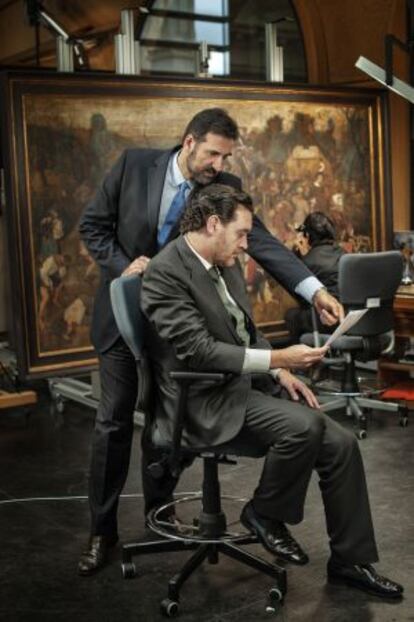 Gabriele Finaldi (de pie), junto con el director del Museo del Prado, Miguel Zugaza.