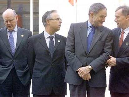De izquierda a derecha, John Snow, Hans Eichel, Francis Mer y el director del FMI, Horst Köhler, ayer en París.