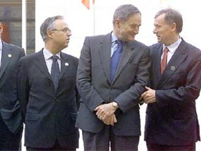 De izquierda a derecha, John Snow, Hans Eichel, Francis Mer y el director del FMI, Horst Köhler, ayer en París.