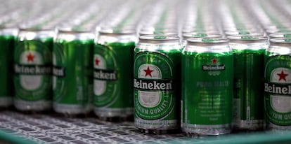 FILE PHOTO: Heineken beers are seen on a production line at the Heineken brewery in Jacarei, Brazil, June 12, 2018. REUTERS/Paulo Whitaker/File Photo