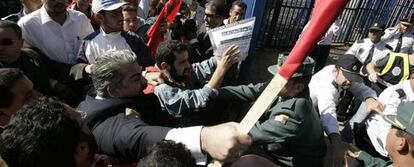 El senador marroquí, Yahya Yahya, vestido con traje en el centro de la imagen, en la frontera entre España y Marruecos, poco antes de ser detenido.