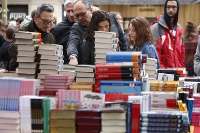 Los libros lucen por montones en los diferentes stand.