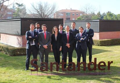 Equipo de bonos de Santander. De izquierda a derecha: Álvaro Carbajosa, Gabriel Castellanos, Antonio García Méndez, Natalia Aliño, Miguel de Noronha, Germán Escrivá, Alberto Ramón, Ignacio Bas y Eduardo Fort.