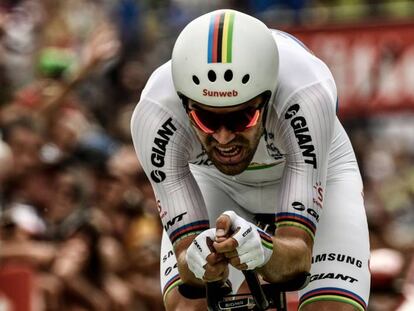 Tom Dumoulin cruza la línea de meta de la contrarreloj.