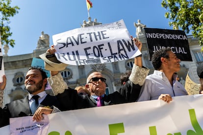 Protesta de jueces y fiscales contra la reforma judicial del Gobierno a las puertas del Tribunal Supremo en Madrid, el 28 de junio.
