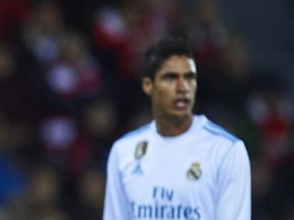 Sergio Ramos y Varane, durante el partido en San Mam&eacute;s.