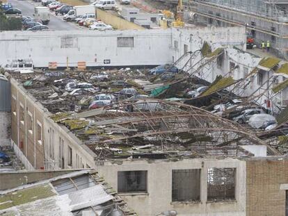 El techo de un aparcamiento en el malagueño barrio de Nuevo San Andrés que se derrumbó la noche del domingo por el tornado.