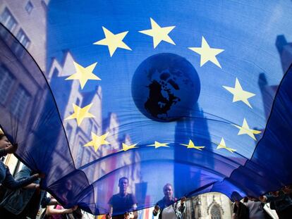 Estudiantes en Münster, Alemania acuden a una manifestación para que la UE actúe frente al cambio climático.