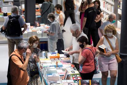 Vista d'una llibreria del centre de Barcelona durant la celebració d'aquest Sant Jordi d'estiu el 23 de juliol.